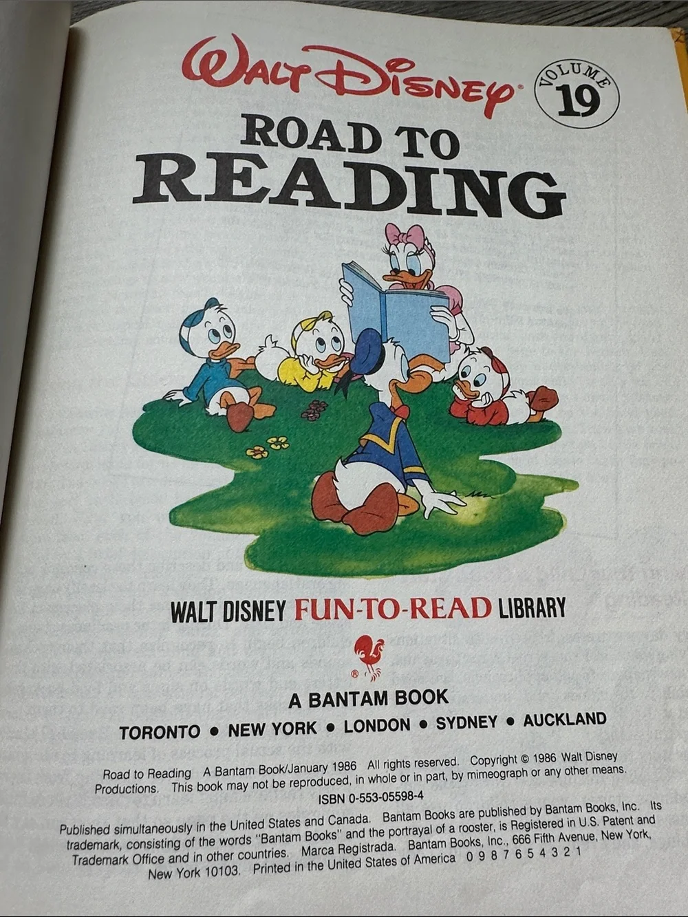 Walt Disney Fun-to-read book - Road to Reading Volume 19 vintage 1986